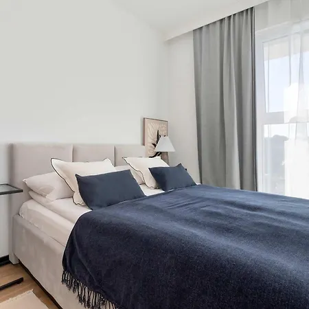 아파트 Stylish With Parking And Balcony By Renters *