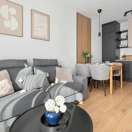 Stylish With Parking And Balcony By Renters 아파트