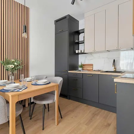 Stylish With Parking And Balcony By Renters 아파트 *