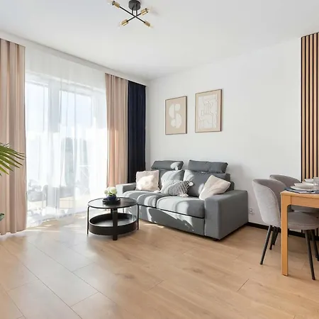 Stylish With Parking And Balcony By Renters 아파트