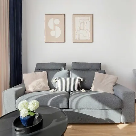 Stylish With Parking And Balcony By Renters 아파트