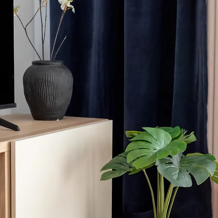 아파트 Stylish With Parking And Balcony By Renters