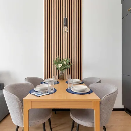 Stylish With Parking And Balcony By Renters 아파트