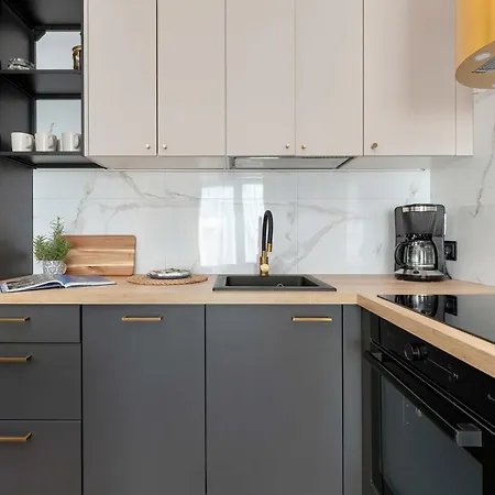 شقة Stylish With Parking And Balcony By Renters غدينيا