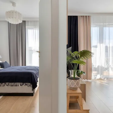 Stylish With Parking And Balcony By Renters 아파트 그디니아