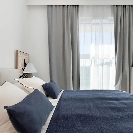 Stylish With Parking And Balcony By Renters غدينيا